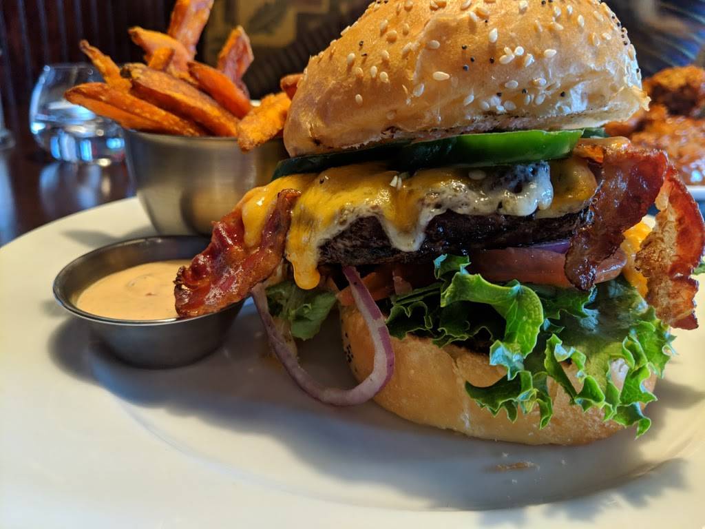 Turtle Jacks Vogell | restaurant | 10 Vogell Rd, Richmond Hill, ON L4B 3K4, Canada | 9057701729 OR +1 905-770-1729