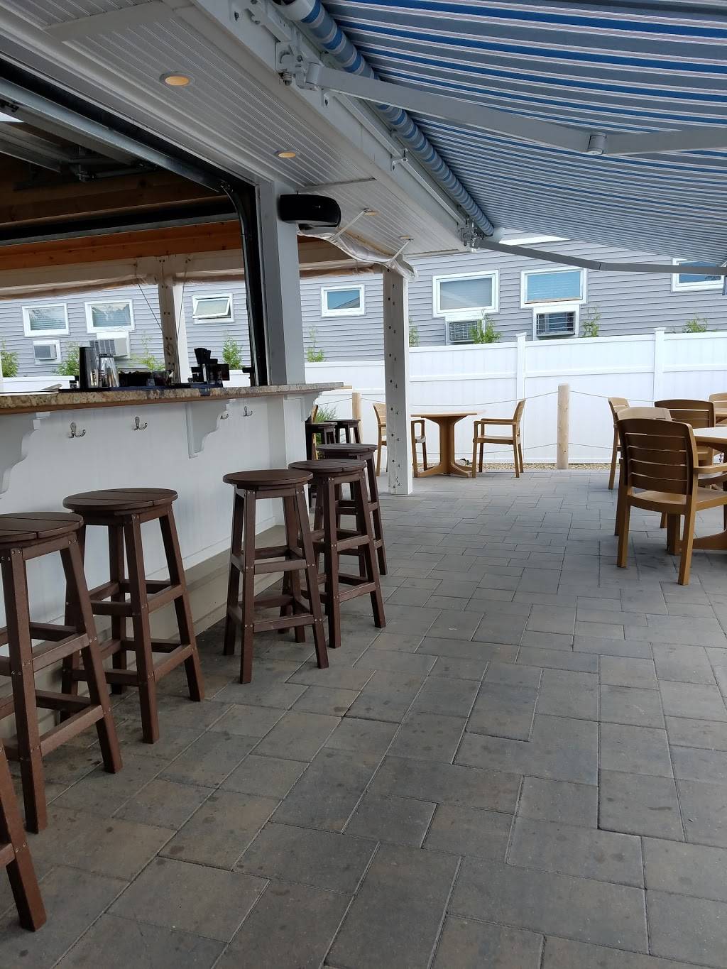 The New England House Seafood & Sports Bar | restaurant | 124 Post Rd, Wells, ME 04090, USA | 2076410601 OR +1 207-641-0601