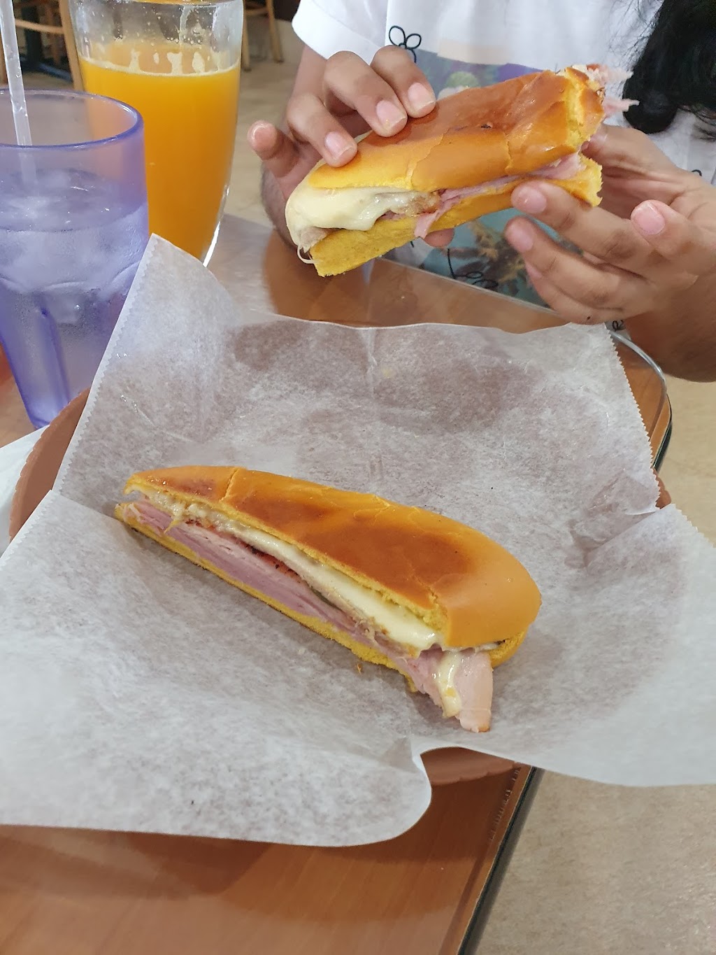 Caribe Cafe Restaurant | restaurant | 3953 NW 7th St, Miami, FL 33126, USA | 3055415449 OR +1 305-541-5449