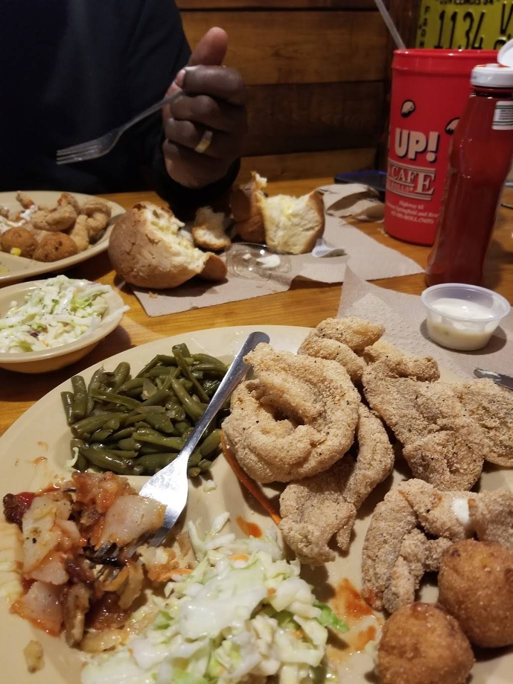 Captain Ds | restaurant | 265 W Broadway St, West Memphis, AR 72301, USA | 8707350525 OR +1 870-735-0525