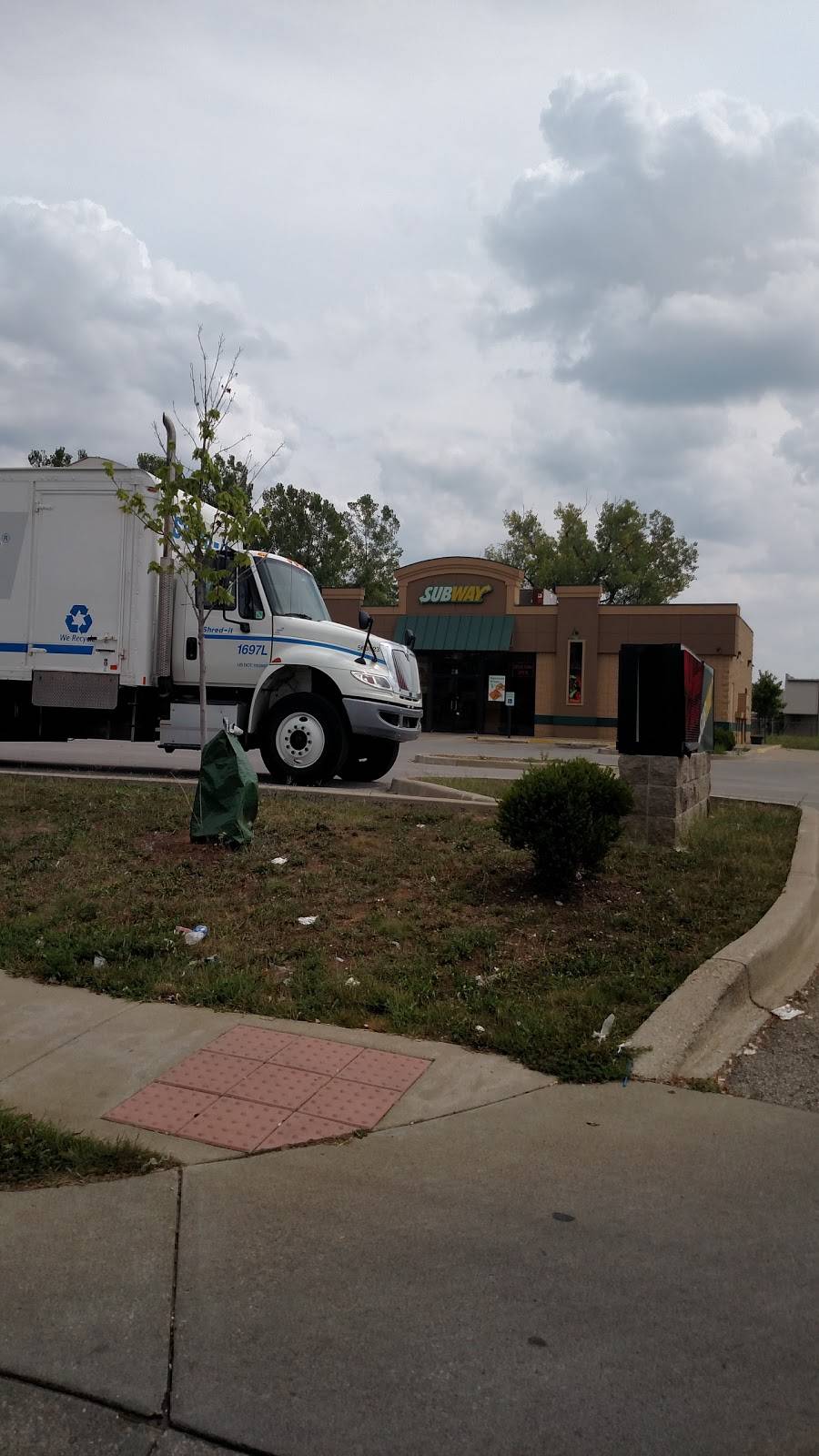 Subway | restaurant | 206 E 10th St, Jeffersonville, IN 47130, USA | 8122841957 OR +1 812-284-1957