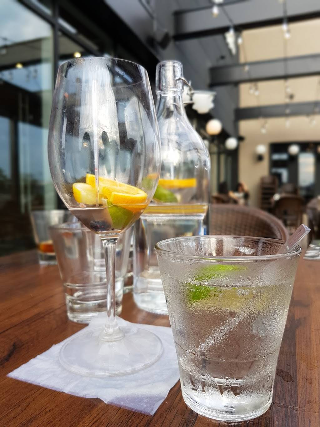 Madisons Restaurant & Bar | restaurant | 7977 Boulevard Décarie, Montréal, QC H4P 2H5, Canada | 5145433131 OR +1 514-543-3131