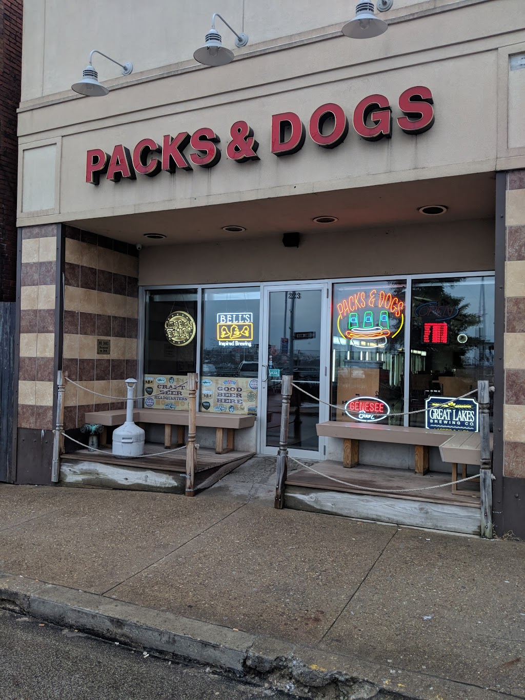 Packs & Dogs | restaurant | 223 Shiloh St, Pittsburgh, PA 15211, USA | 4124311855 OR +1 412-431-1855