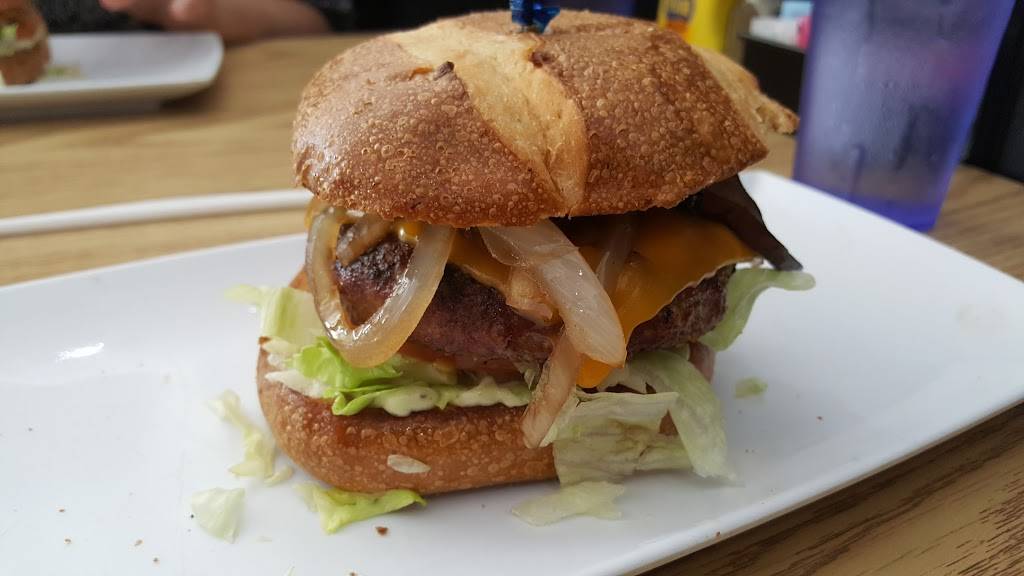 Hamburgerseria | restaurant | 1015 Essington Rd, Joliet, IL 60435, USA | 8157252883 OR +1 815-725-2883