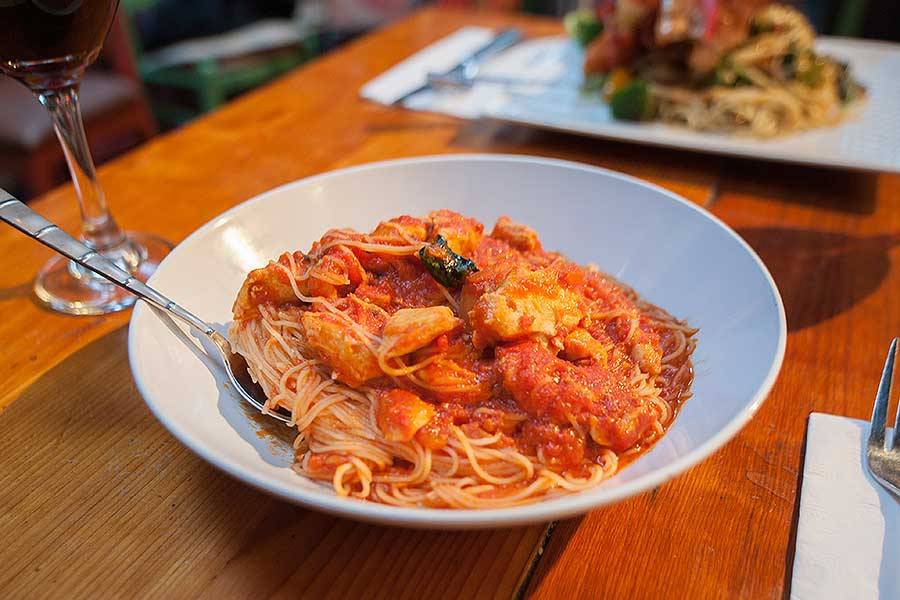 Roccos Plum Tomato | restaurant | 164 The Queensway, Etobicoke, ON M8Y 1J2, Canada | 4162555081 OR +1 416-255-5081