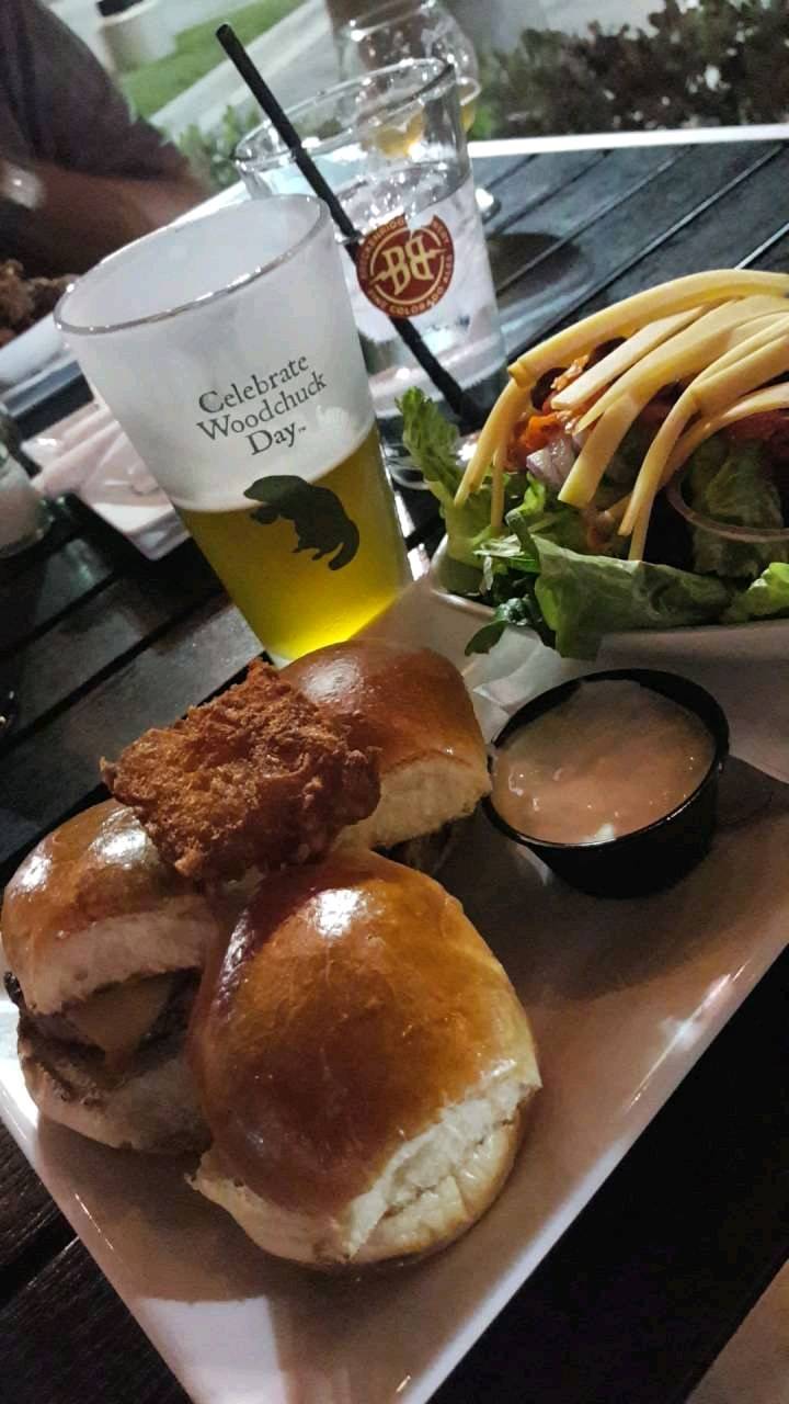 The Brass Tap | restaurant | 895 Wiggins Pass Rd, Naples, FL 34110, USA | 2396316397 OR +1 239-631-6397