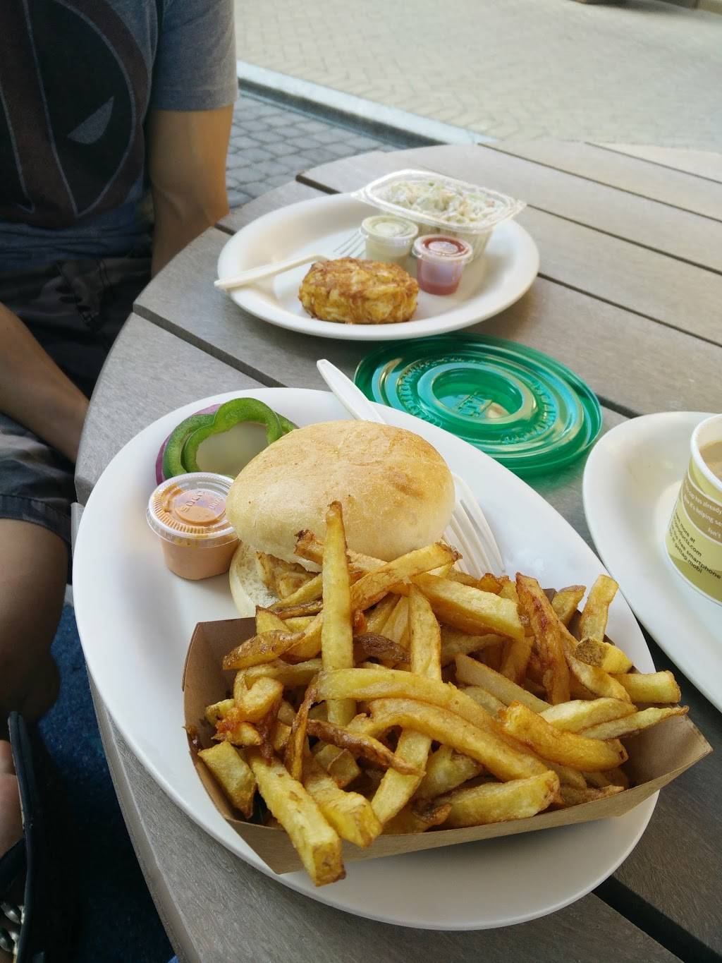 Crab Cake Cafe | restaurant | 140 National Plaza, Oxon Hill, MD 20745, USA | 2407662063 OR +1 240-766-2063