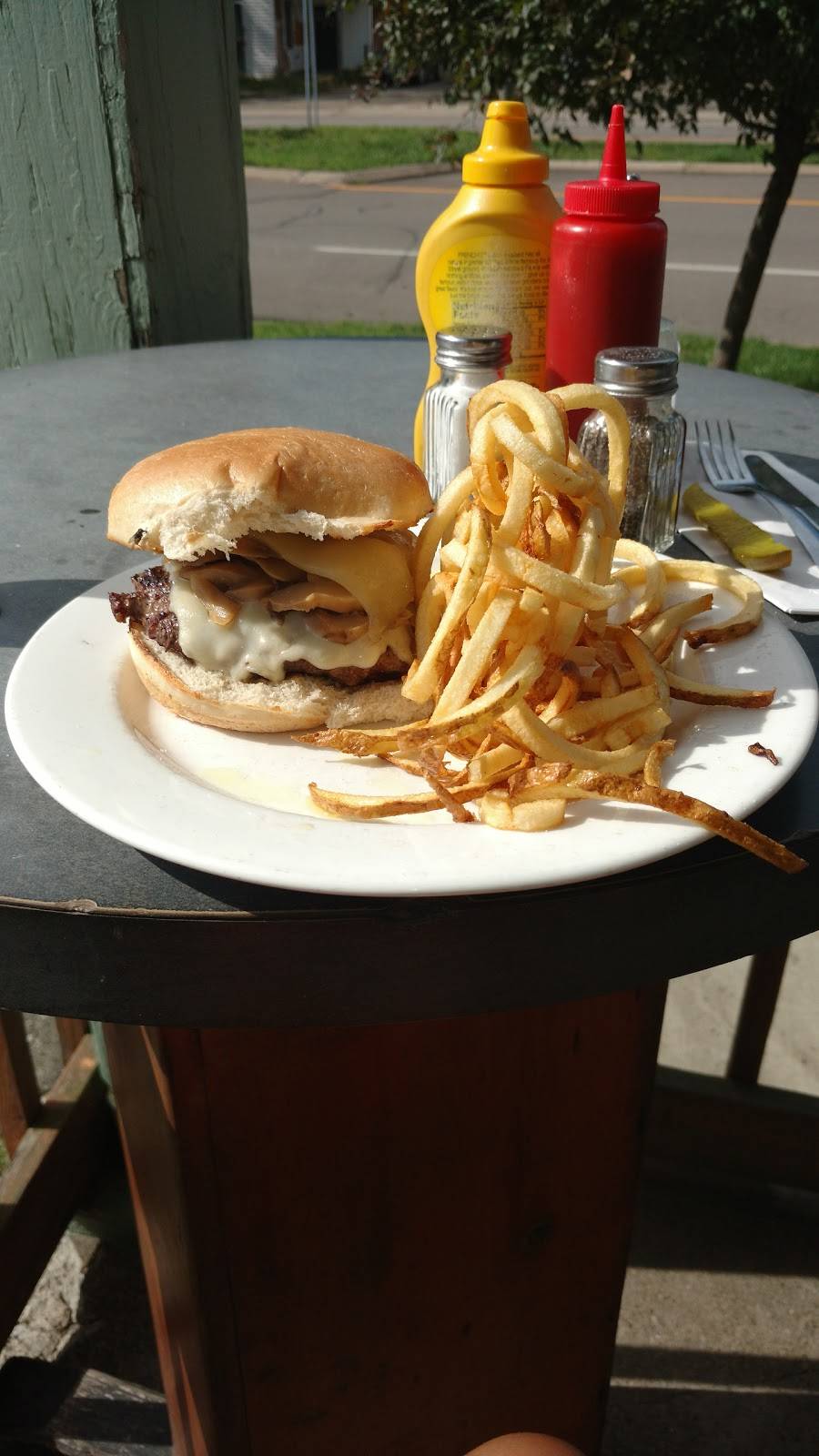 Tavern On the Mall | restaurant | 33 Main St, Forestville, NY 14062, USA | 7169659783 OR +1 716-965-9783