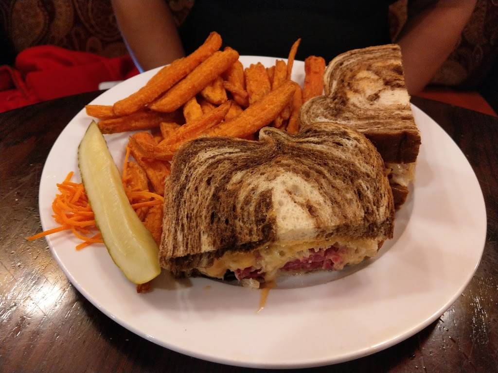 Kitty Hoynes Irish Pub | restaurant | 301 W Fayette St, Syracuse, NY 13202, USA | 3154241974 OR +1 315-424-1974