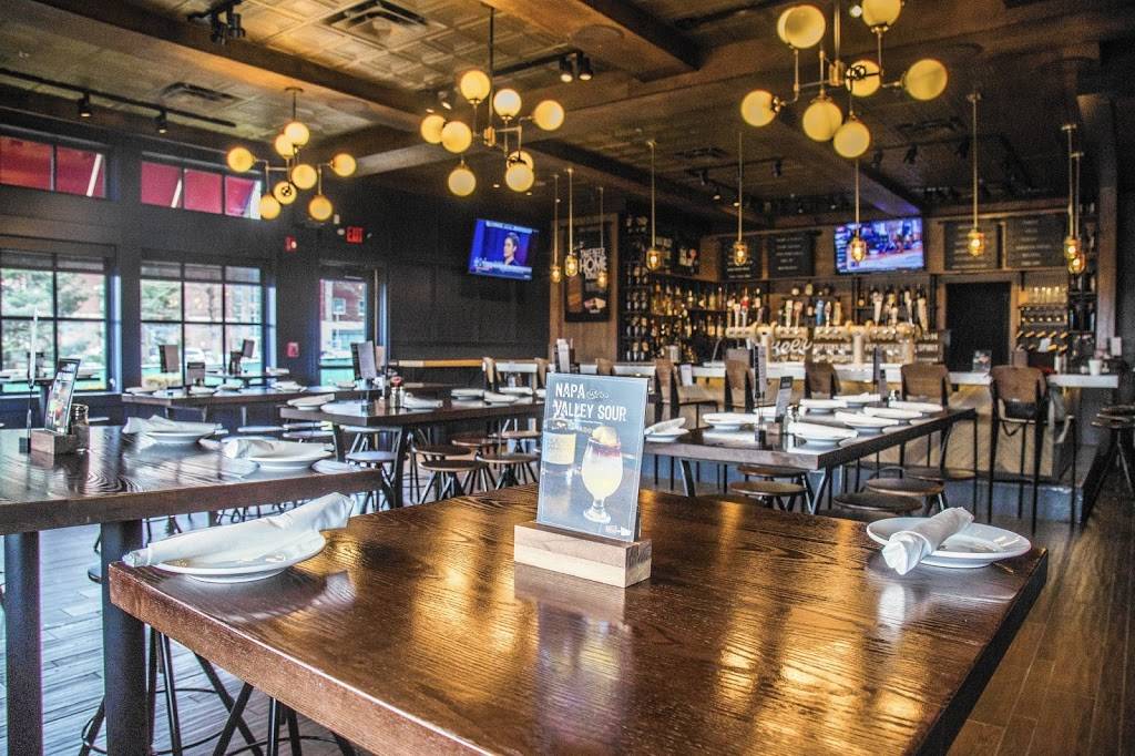 Wood-n-Tap | restaurant | 3375 Berlin Turnpike, Newington, CT 06111, USA | 8605948808 OR +1 860-594-8808