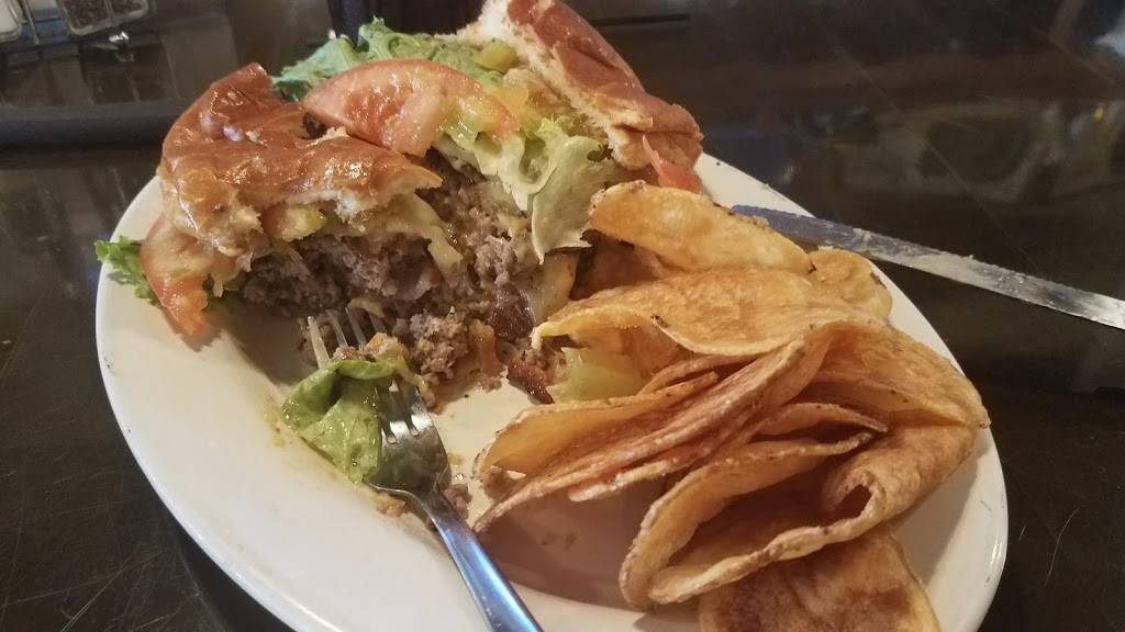 Sunnys Sports Bar & Grill | restaurant | 122 W Upton Ave, Reed City, MI 49677, USA | 2318323004 OR +1 231-832-3004