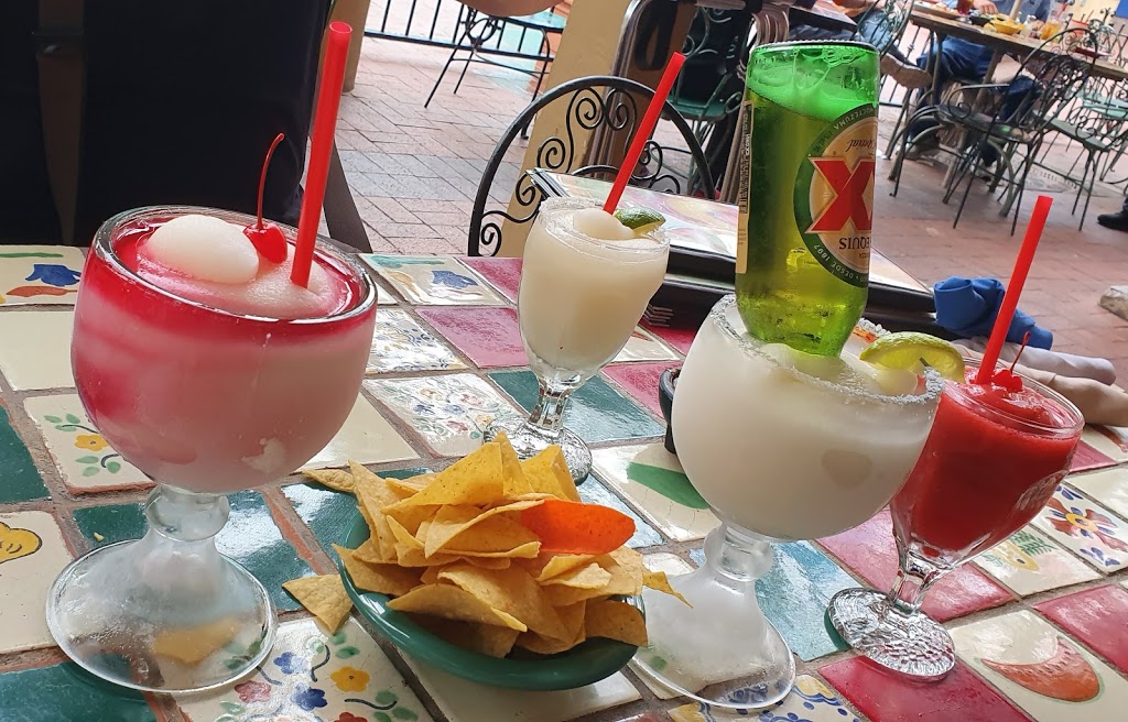 La Margarita Mexican Restaurant & Oyster Bar | restaurant | 120 Produce Row, San Antonio, TX 78207, USA | 2102277140 OR +1 210-227-7140