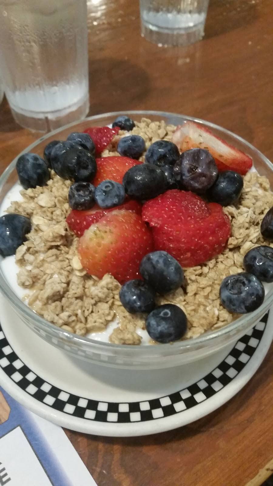 Amalias Family Restaurant | restaurant | 183 E Wisconsin Ave, Oconomowoc, WI 53066, USA | 2625679594 OR +1 262-567-9594