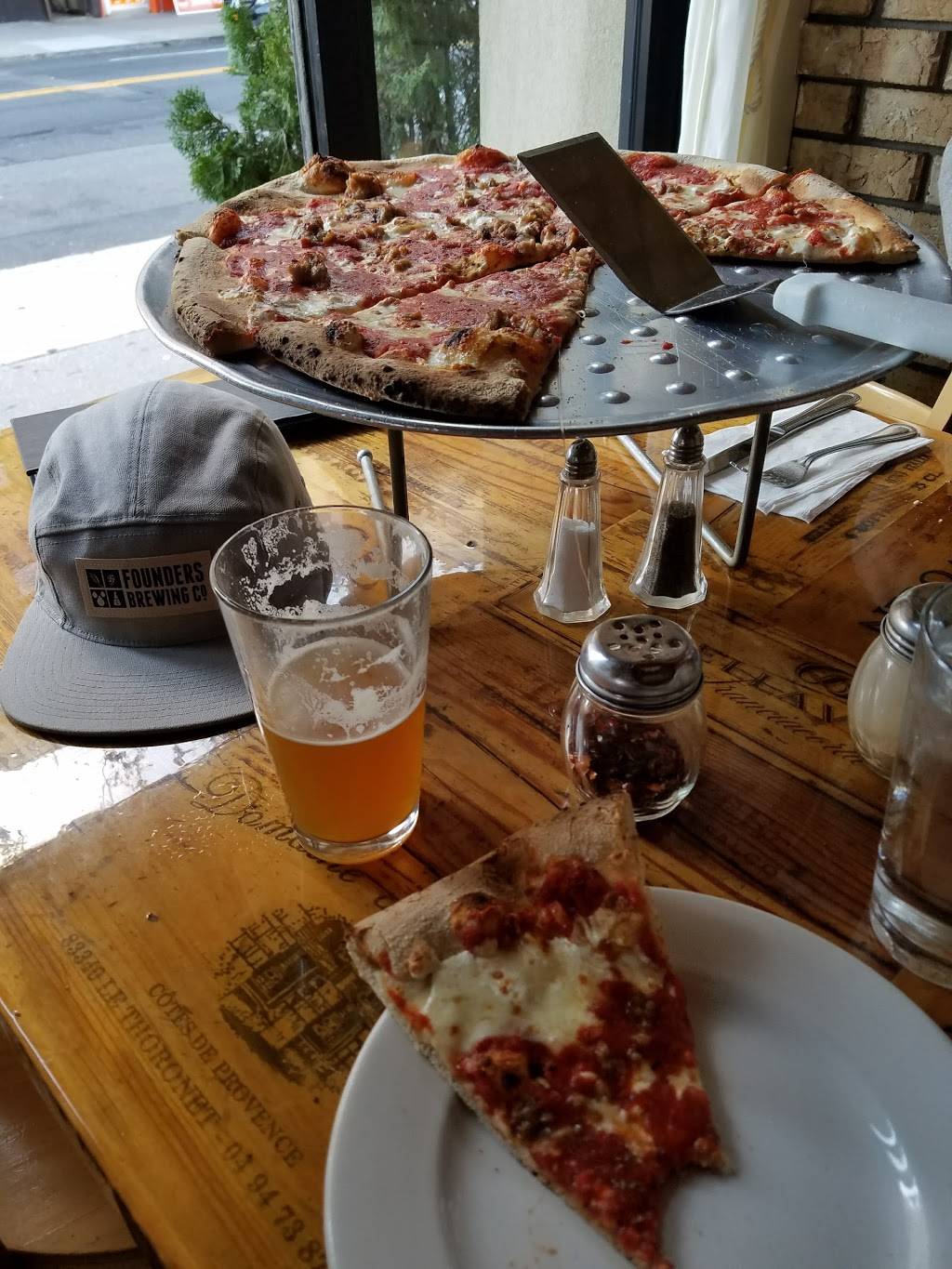 Sacs Place | restaurant | 2541 Broadway, Queens, NY 11106, USA | 7182045002 OR +1 718-204-5002