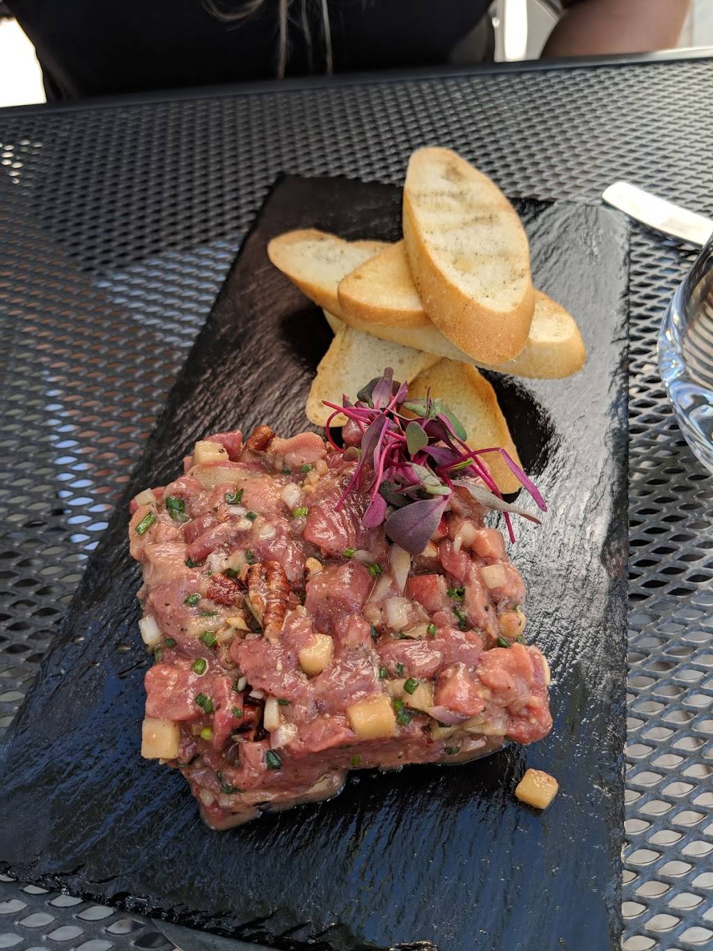 Bistro Fernand | restaurant | 2 Place du Marché, Beauharnois, QC J6N 2S1, Canada | 4503953939 OR +1 450-395-3939