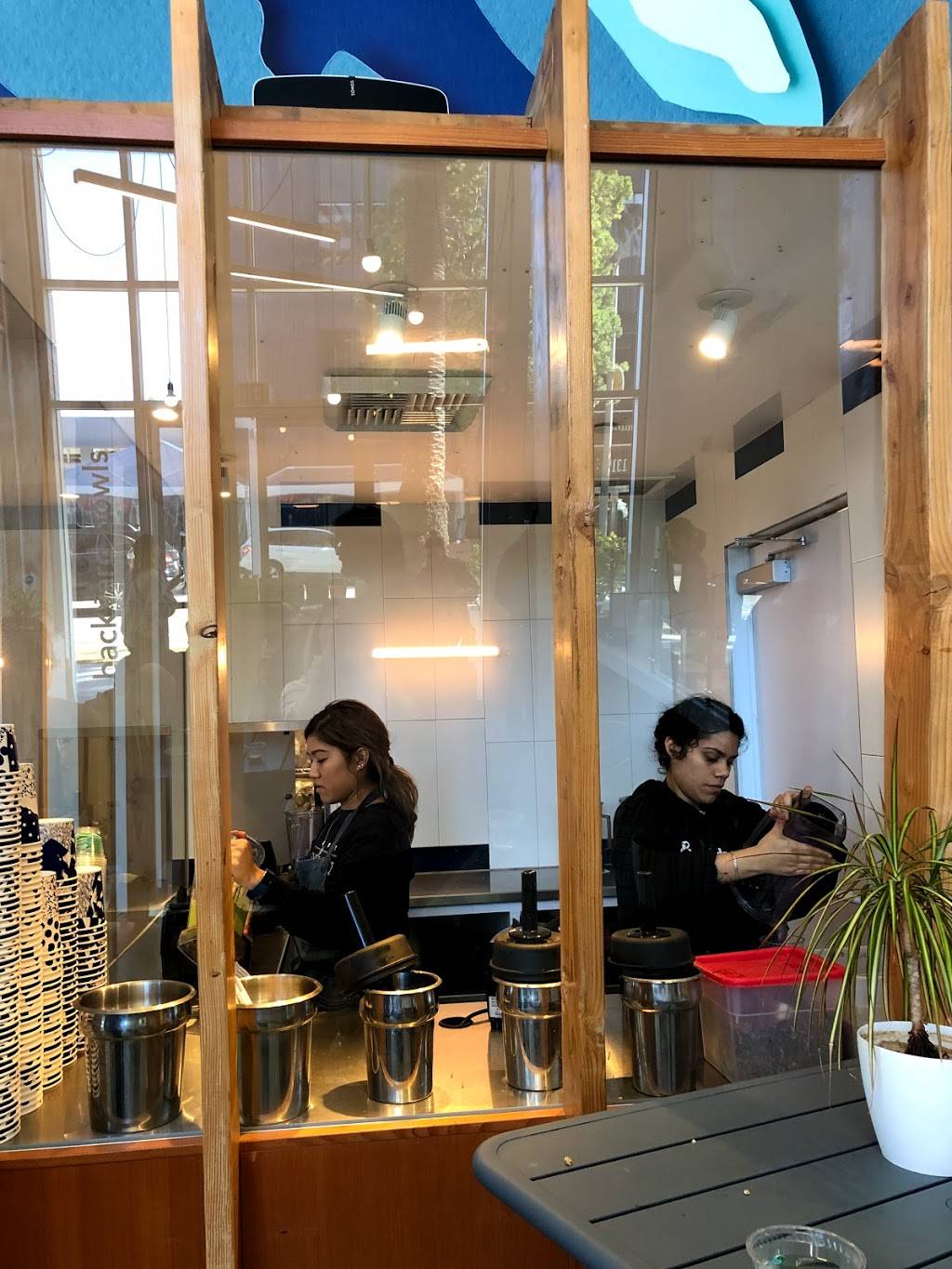 Backyard Bowls | restaurant | 1317 7th St unit A, Santa Monica, CA 90401, USA | 3102609935 OR +1 310-260-9935