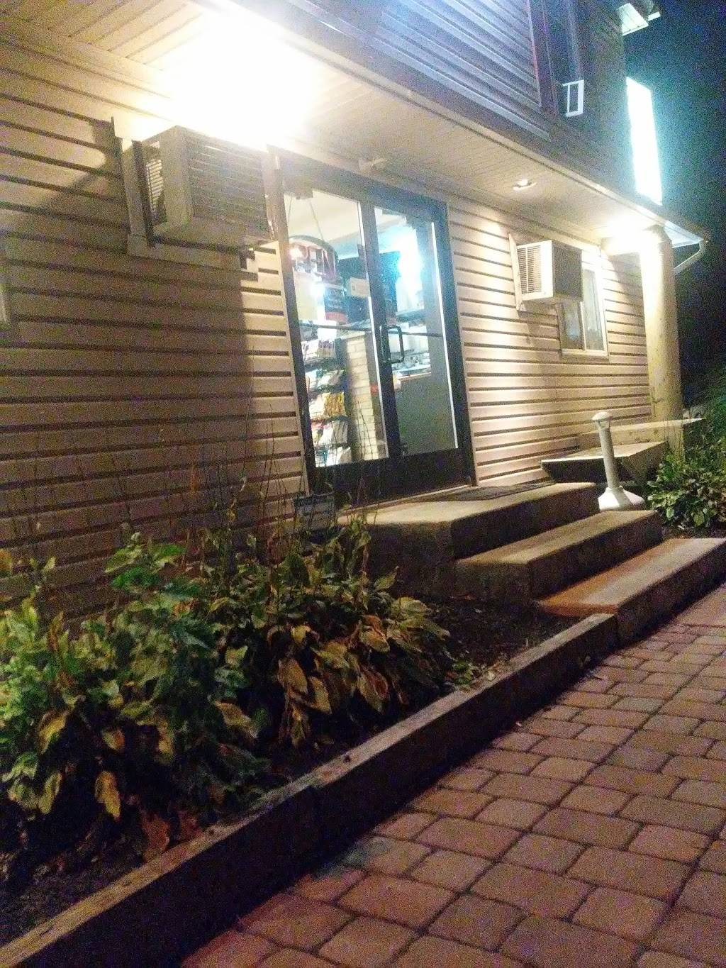 Pinos Pizza | restaurant | 102 W Main St, Silverdale, PA 18962, USA | 2152570454 OR +1 215-257-0454