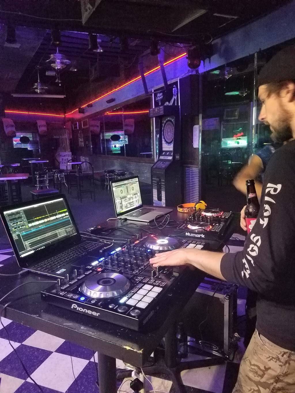 Cornerstone Village Bar & Grille | restaurant | 17315 Mack Ave, Detroit, MI 48224, USA | 3134991172 OR +1 313-499-1172