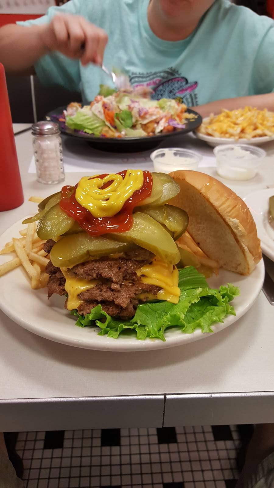 Steak n Shake | restaurant | 2900 S 3rd St, Terre Haute, IN 47802, USA | 8122350242 OR +1 812-235-0242