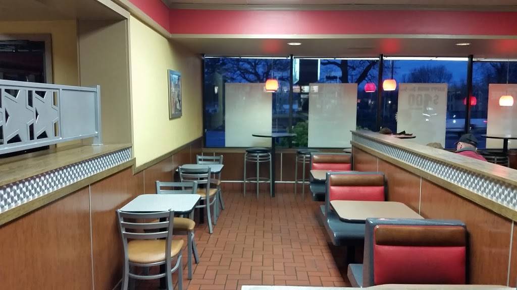 Hardees | restaurant | 1431 Ave H, Fort Madison, IA 52627, USA | 3193729426 OR +1 319-372-9426