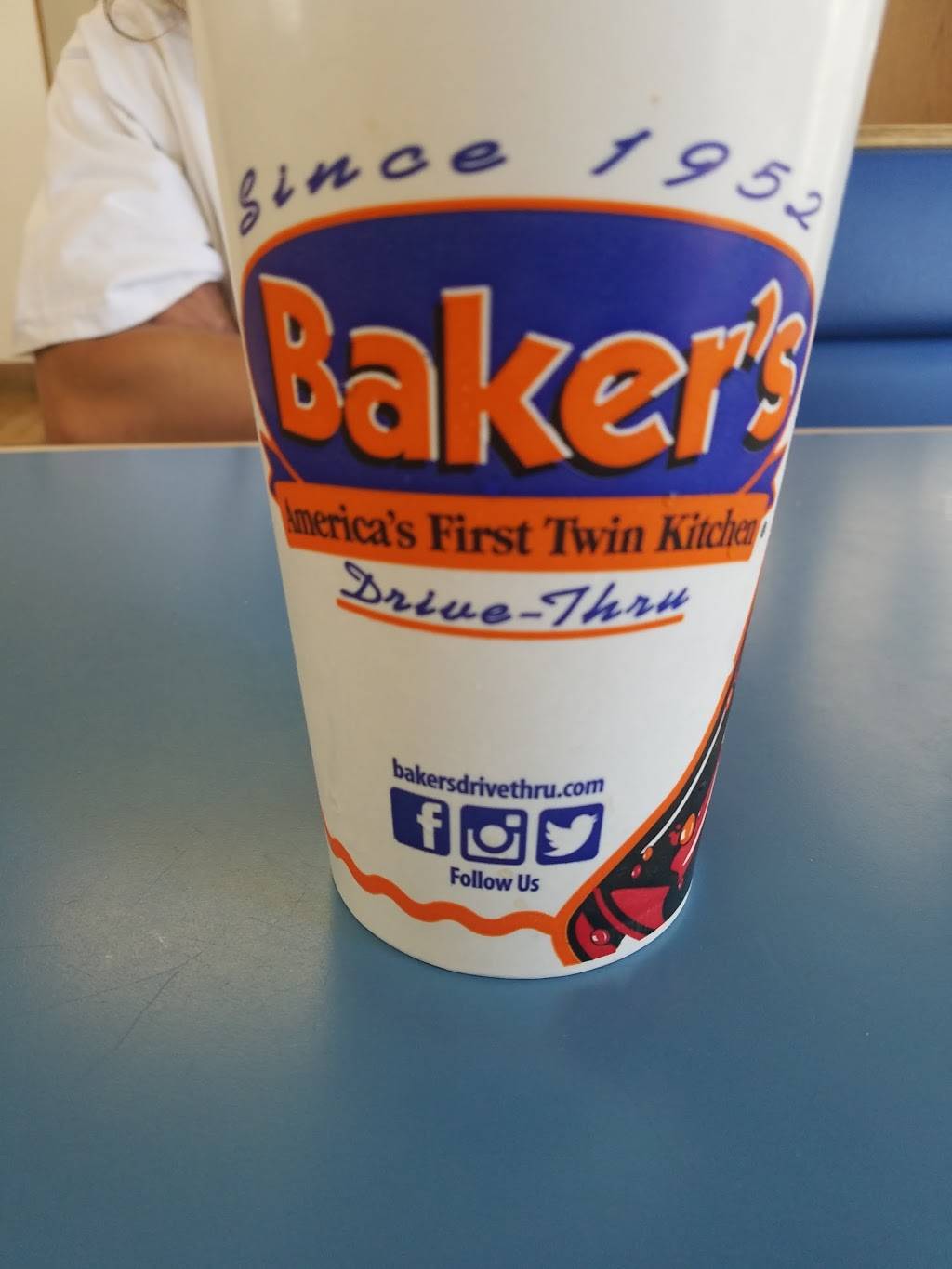 Bakers Drive-Thru | restaurant | 15083 Bear Valley Rd, Hesperia, CA 92345, USA | 9098845233 OR +1 909-884-5233