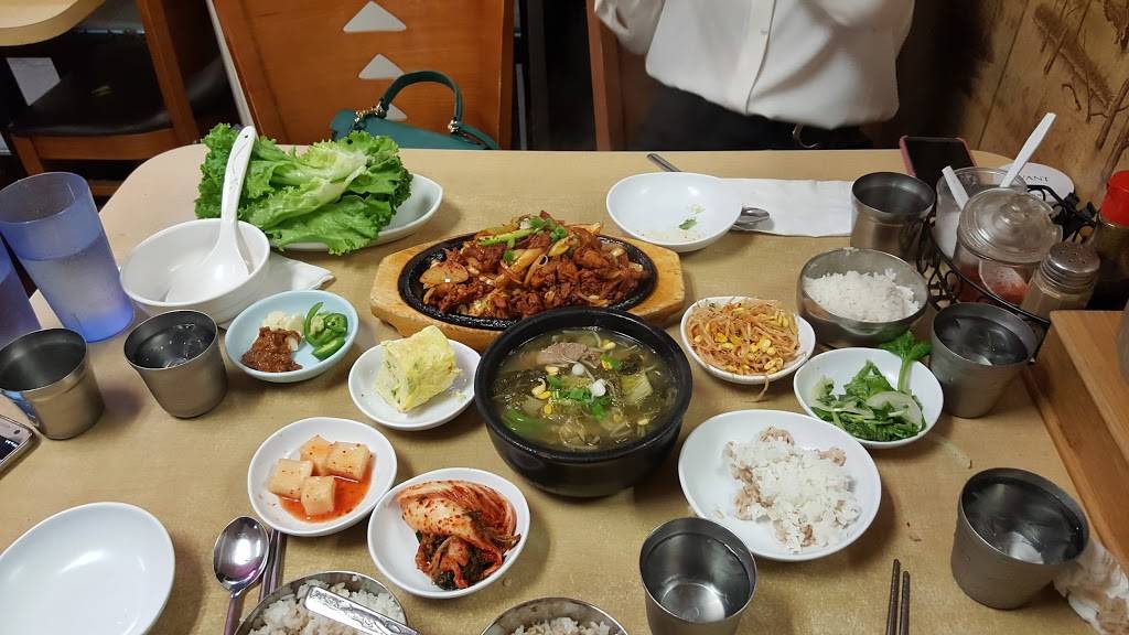 Moms House | restaurant | 3126 W 8th St, Los Angeles, CA 90012, USA | 2134808625 OR +1 213-480-8625