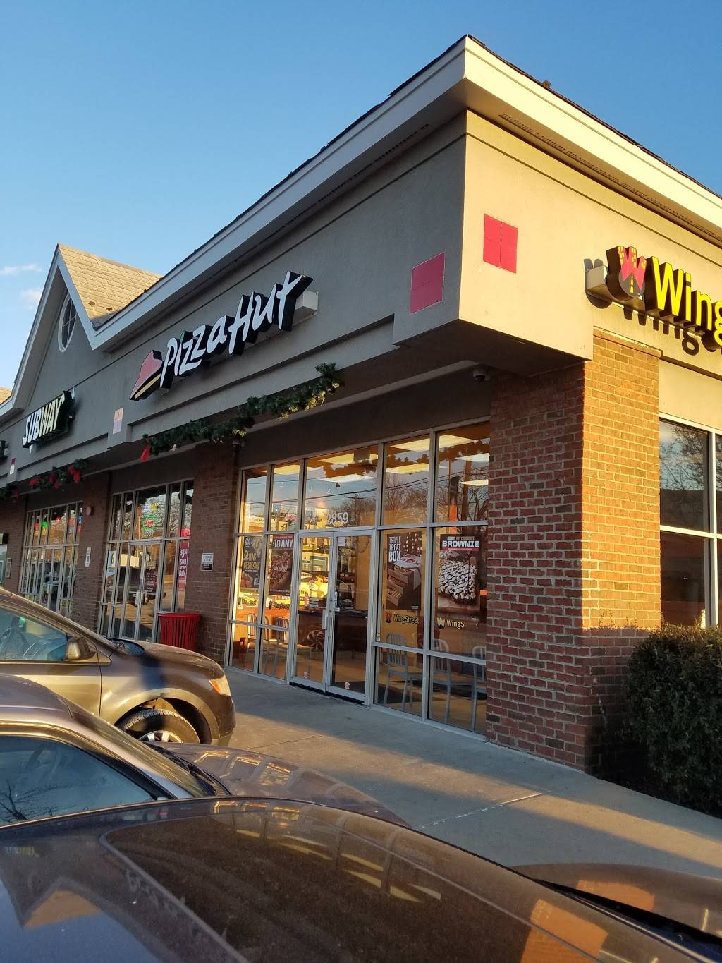 Pizza Hut | restaurant | 2859 Alabama Ave SE, Washington, DC 20020, USA | 2025811200 OR +1 202-581-1200