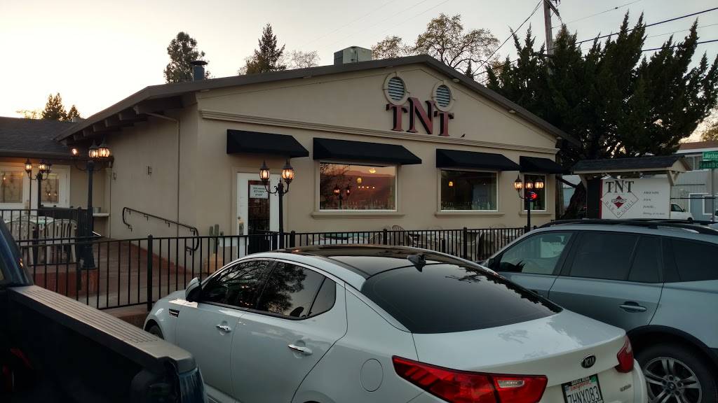 TNT on the Lake | restaurant | 2599 Lakeshore Blvd, Lakeport, CA 95453, USA | 7072634868 OR +1 707-263-4868