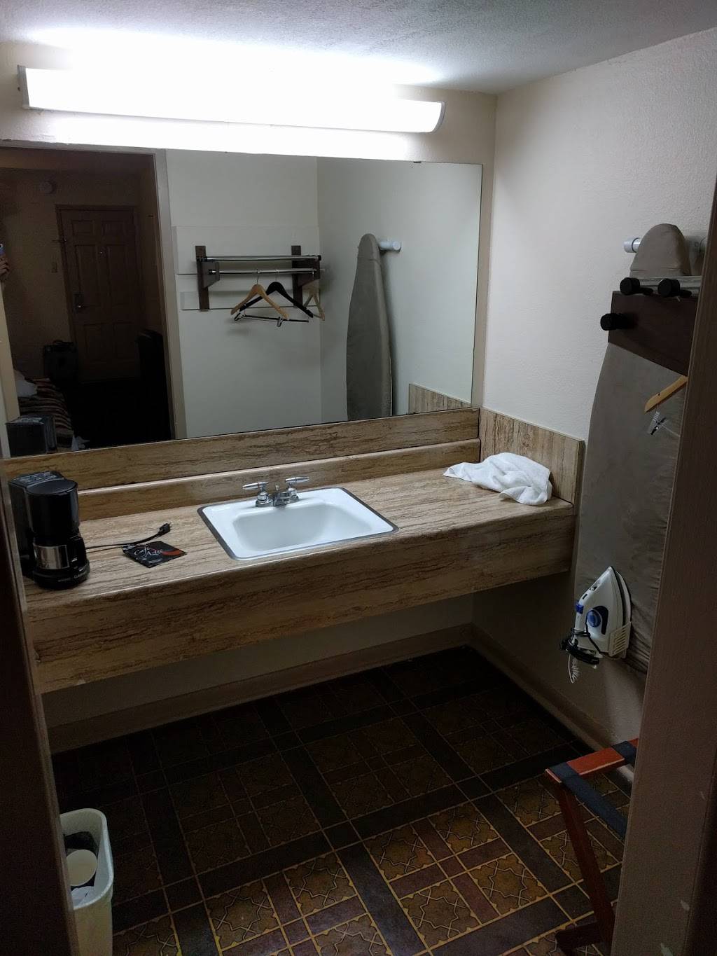 Rodeway Inn University/Downtown | restaurant | 2900 N N Interstate Hwy 35, Austin, TX 78705, USA | 5124776395 OR +1 512-477-6395