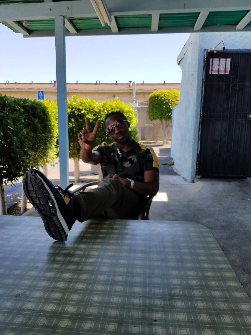 The best burger | restaurant | 7730 S Western Ave, Los Angeles, CA 90047, USA | 3237522205 OR +1 323-752-2205