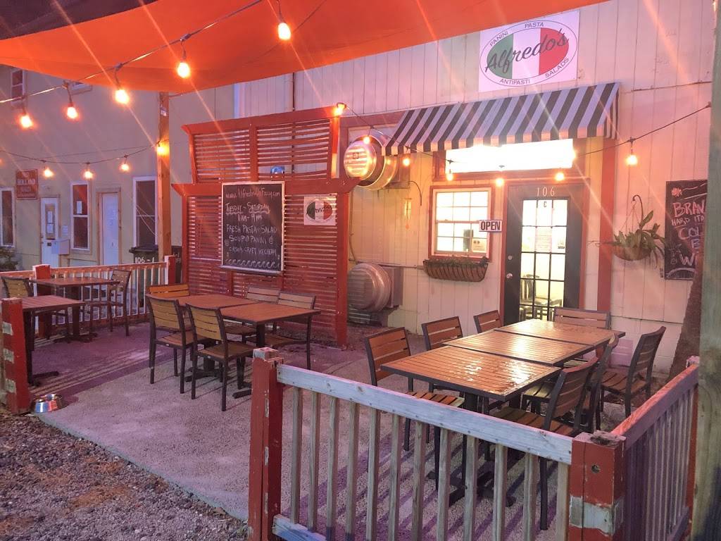 Alfredos On Folly | restaurant | 106 W Hudson Ave, Folly Beach, SC 29439, USA | 8436330225 OR +1 843-633-0225