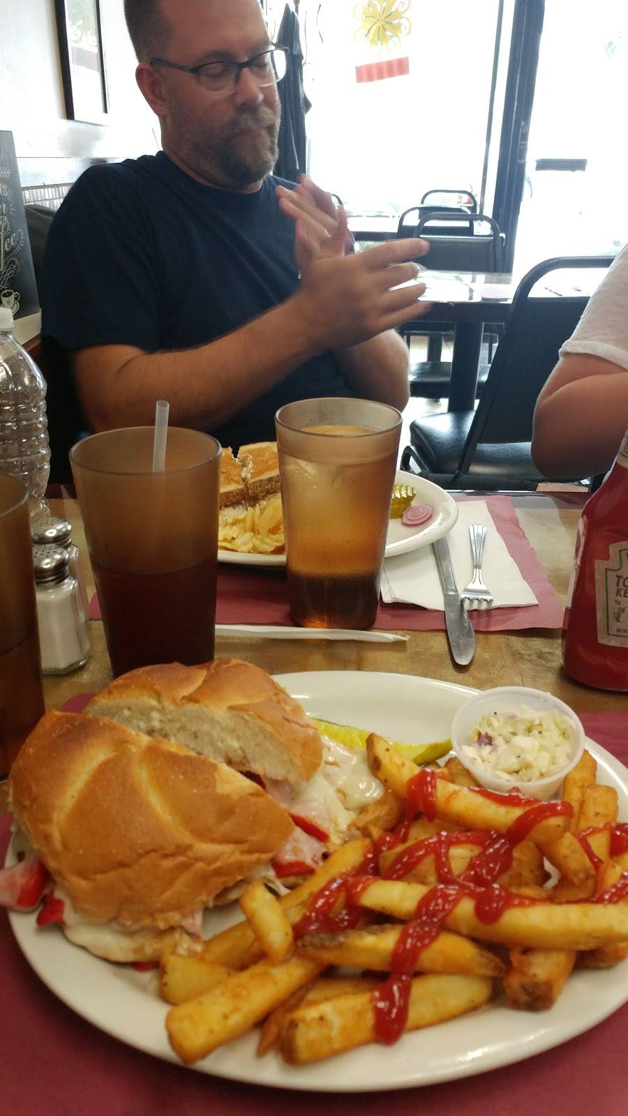 The Gavel Grill | restaurant | 9 Hyatt St, Staten Island, NY 10301, USA | 7188769596 OR +1 718-876-9596