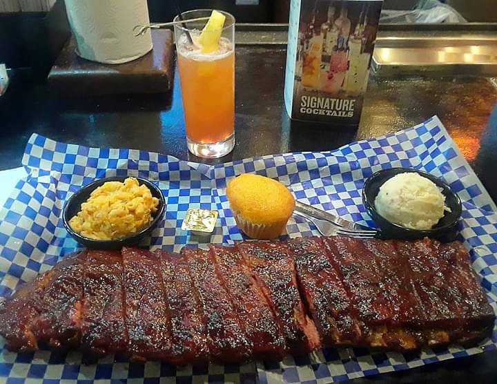 Famous Daves Bar-B-Que | restaurant | 1936 S Christopher Columbus Blvd, Philadelphia, PA 19148, USA | 2153390339 OR +1 215-339-0339