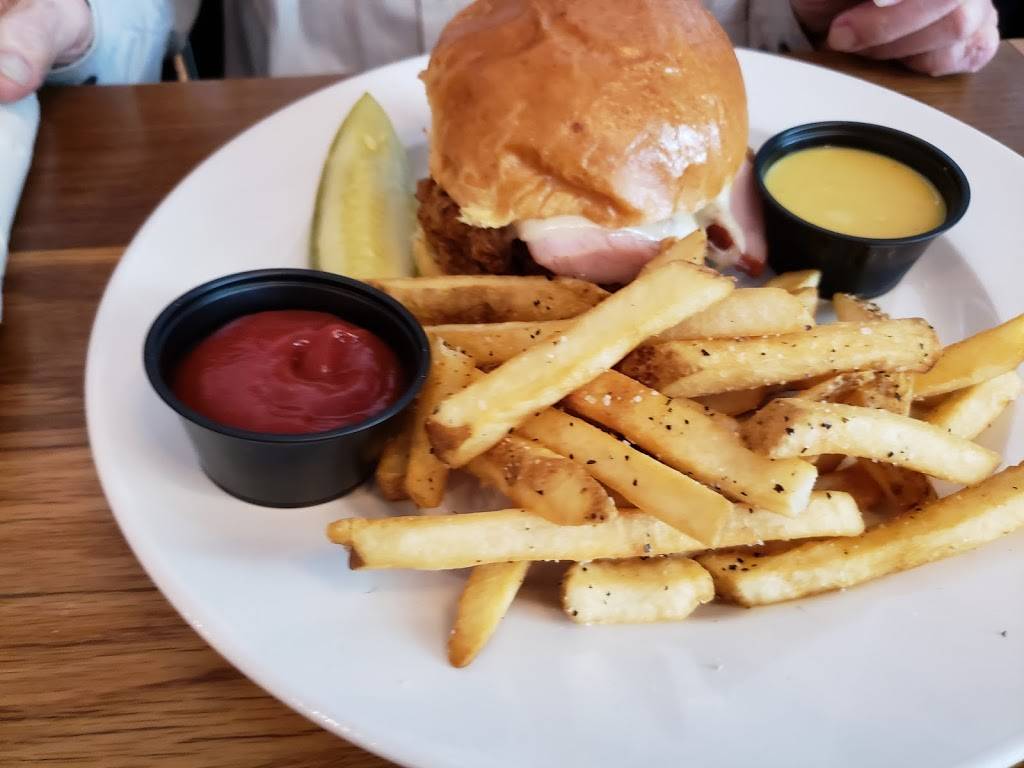 Public House Kitchen & Brewery | restaurant | 9406 Battle St, Manassas, VA 20110, USA | 5712921427 OR +1 571-292-1427