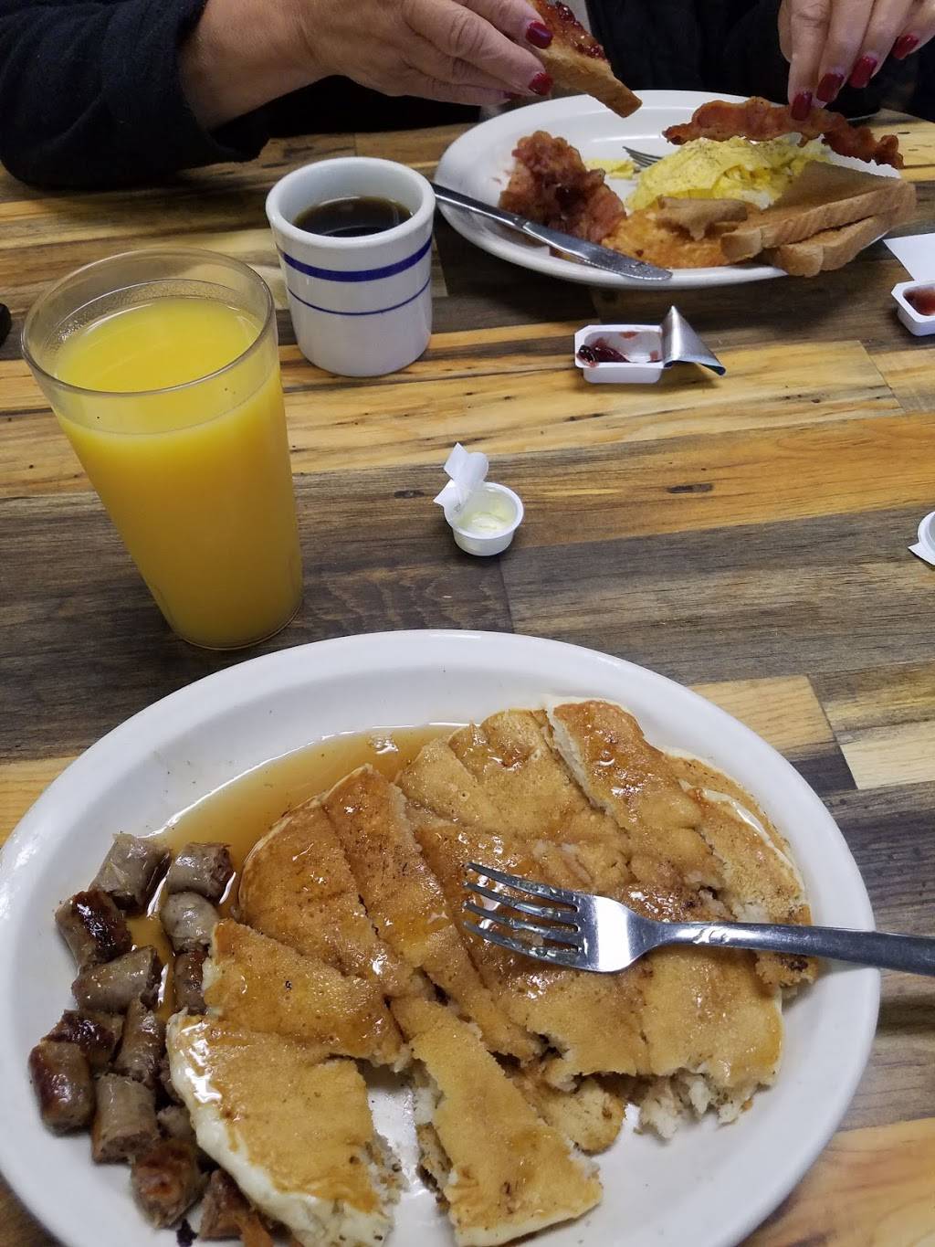 Juanitas Family Restaurant | restaurant | 1029 W Main St, Zanesville, OH 43701, USA | 7404542073 OR +1 740-454-2073