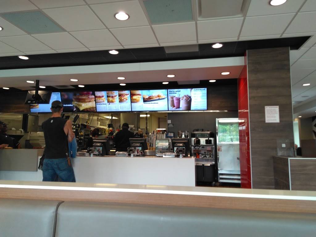 McDonalds | cafe | 2901 Dryden Dr, Madison, WI 53704, USA | 6082499446 OR +1 608-249-9446