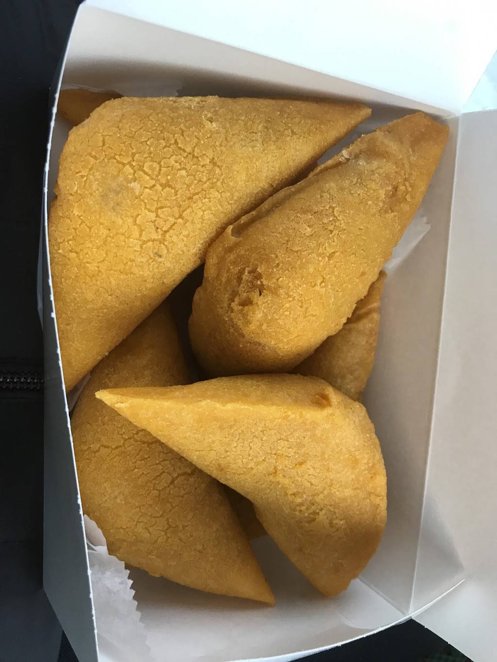 Mamas Empanadas | restaurant | 9120 59th Ave, Elmhurst, NY 11373, USA | 7184292502 OR +1 718-429-2502