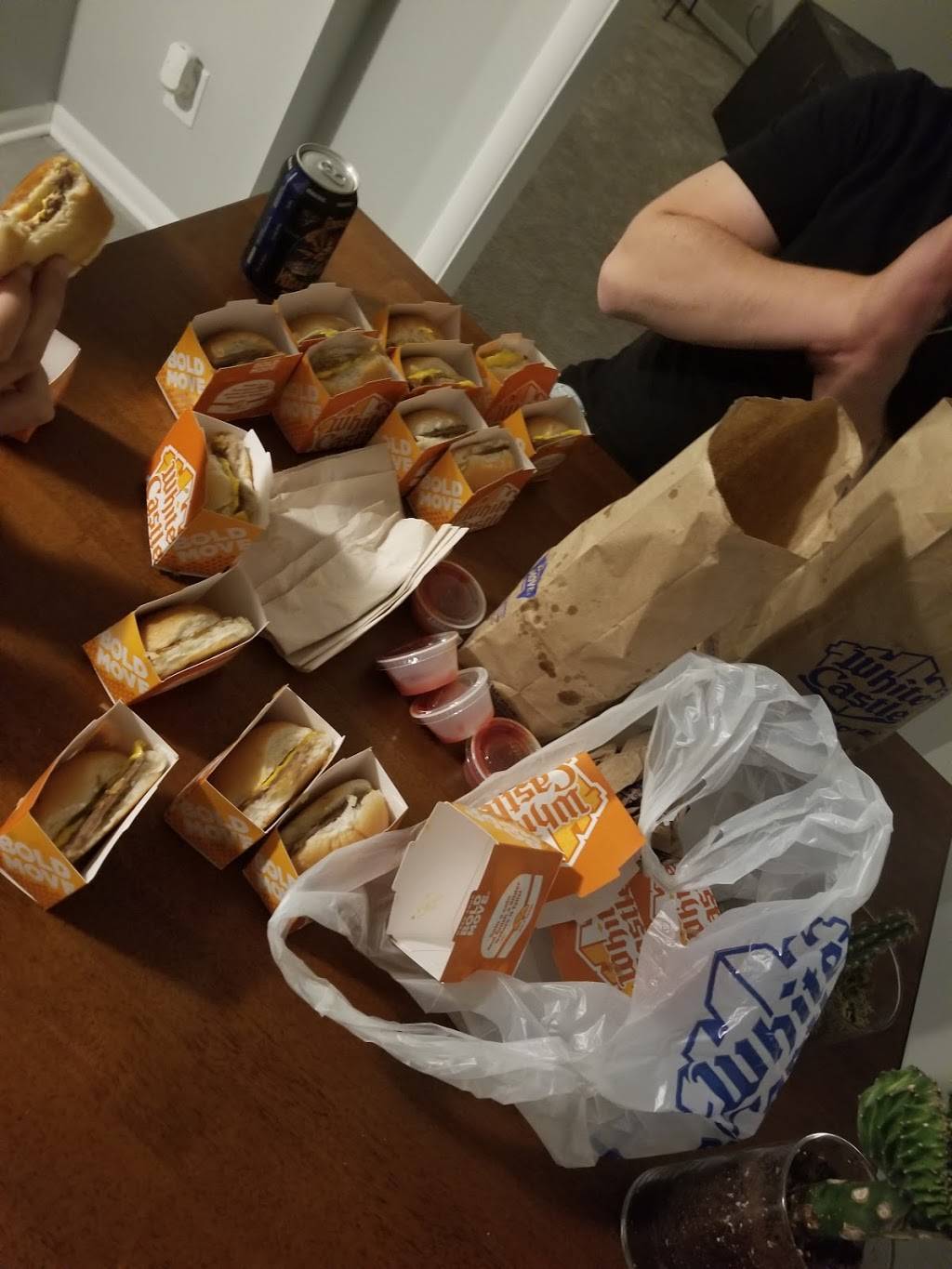 White Castle | restaurant | 6711 East 8 Mile Road, Warren, MI 48091, USA | 5867582731 OR +1 586-758-2731