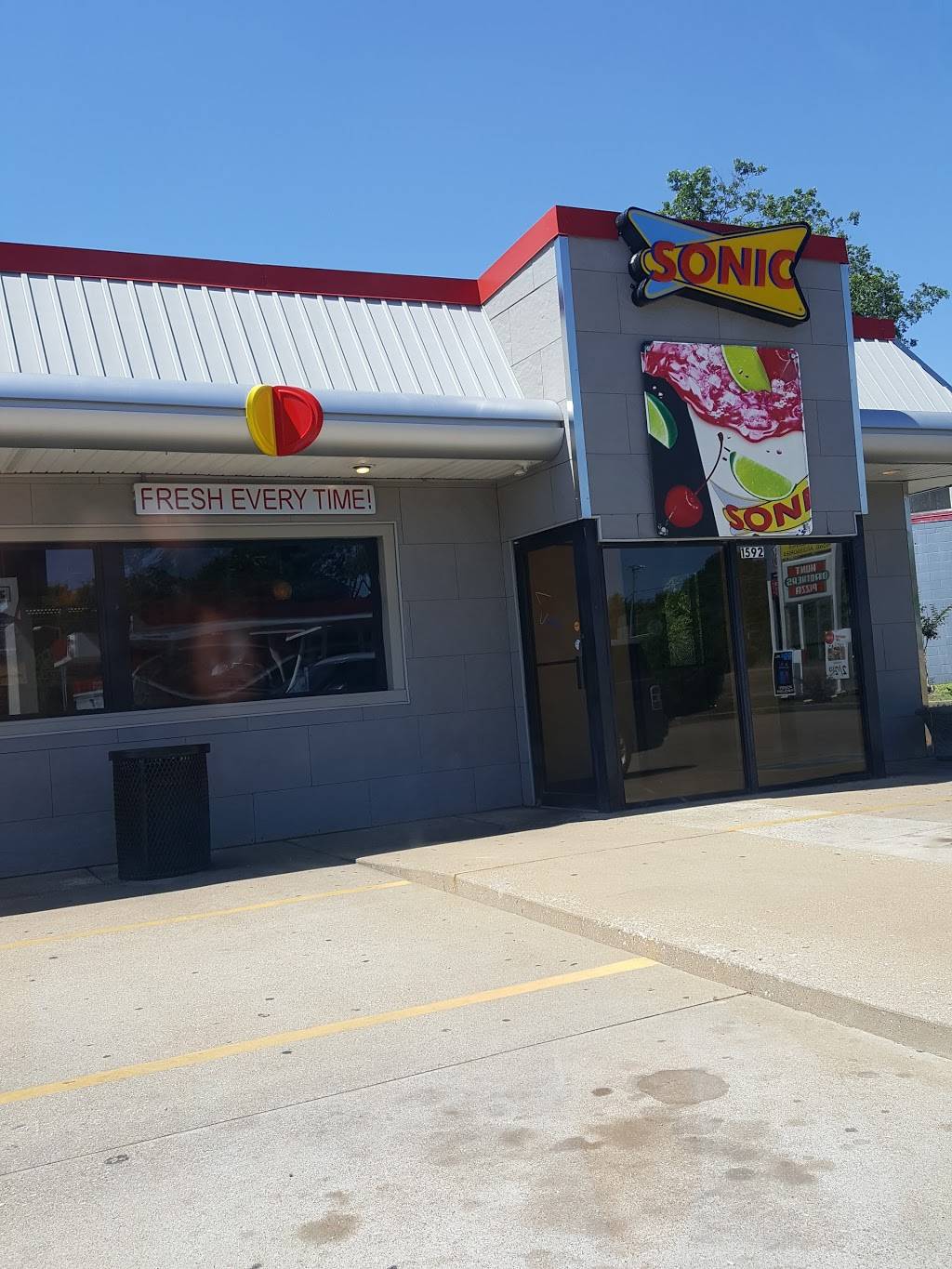 Sonic Drive-In | restaurant | 1592 North Pkwy, Jackson, TN 38301, USA | 7314240010 OR +1 731-424-0010