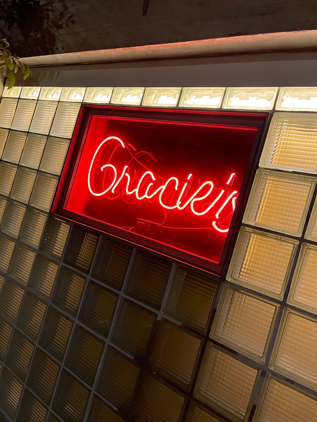 Gracies Tax Bar | restaurant | 711 N 7th Ave, Phoenix, AZ 85007, USA | 6023660111 OR +1 602-366-0111