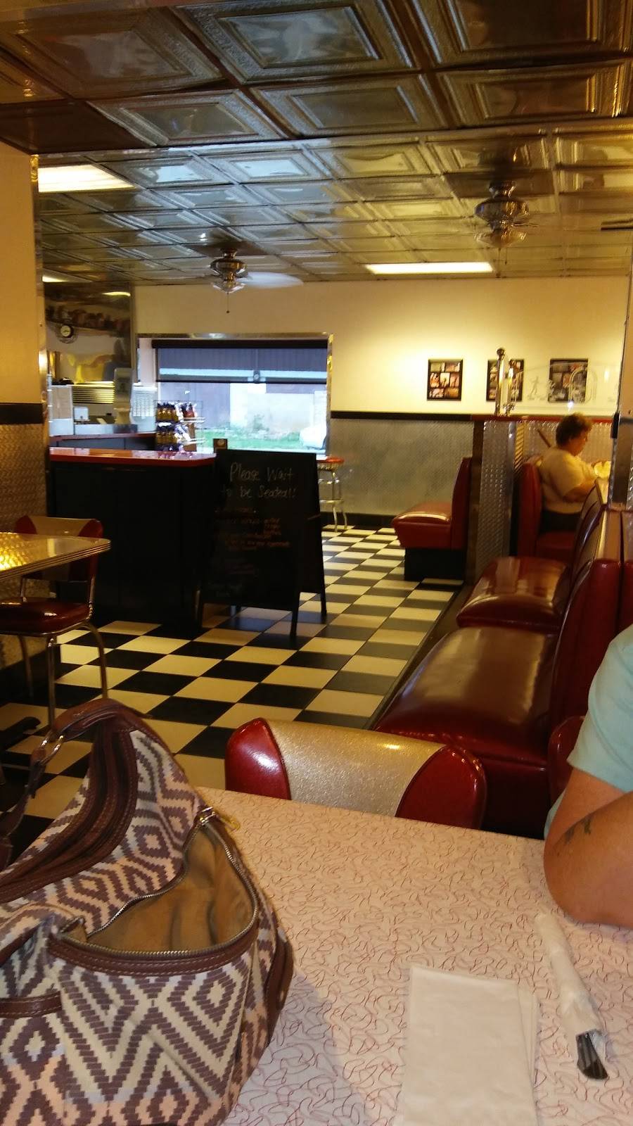 Jukebox Pizza | restaurant | 650 Main St, Waterford, OH 45786, USA | 7409848881 OR +1 740-984-8881