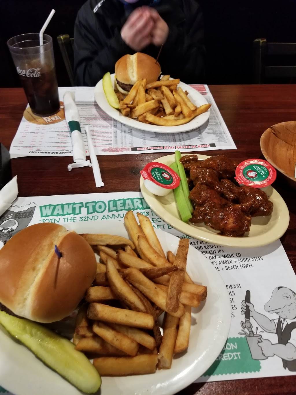 Winking Lizard Tavern | restaurant | 25800 Central Pkwy, Beachwood, OH 44122, USA | 2164540380 OR +1 216-454-0380