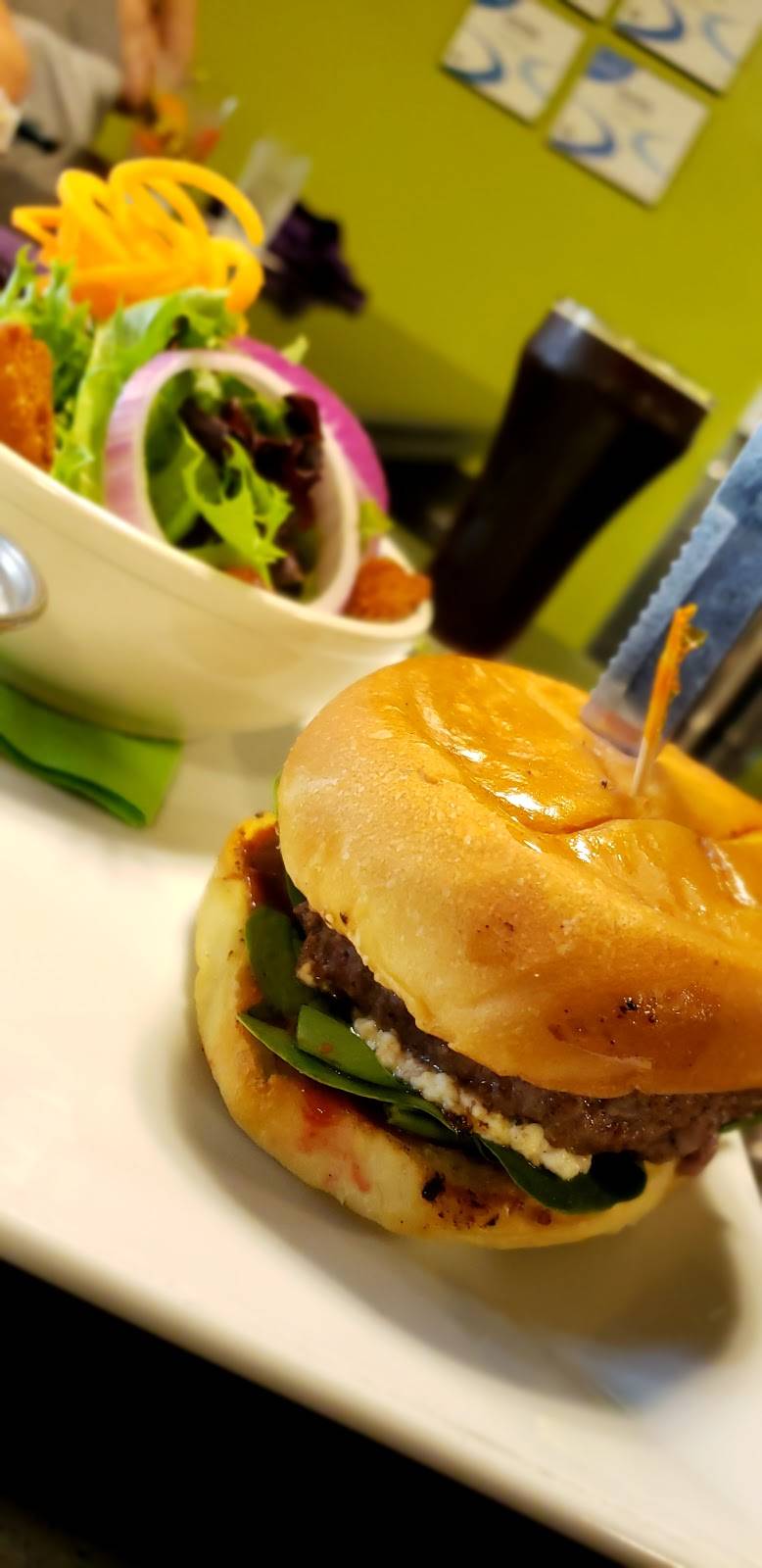 Mes burgers & brews | restaurant | 215 Main St, Danville, VA 24541, USA | 4347920123 OR +1 434-792-0123