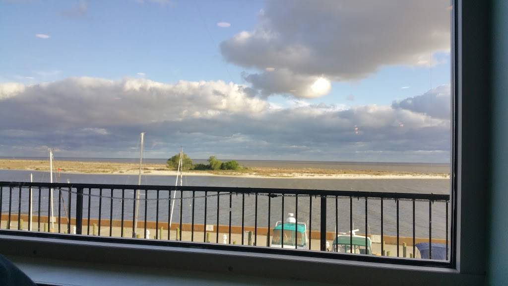 McElroys Harbor House | restaurant | 695 Beach Blvd, Biloxi, MS 39530, USA | 2284355001 OR +1 228-435-5001