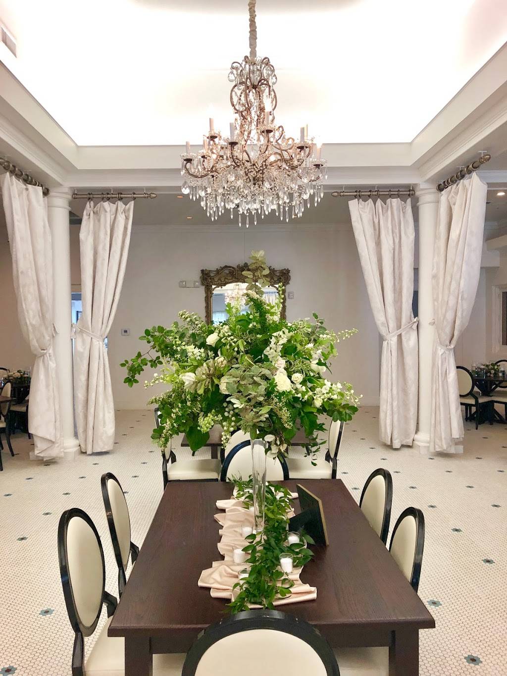 White Pillars Restaurant and Lounge | restaurant | 1696 Beach Blvd, Biloxi, MS 39531, USA | 2282070885 OR +1 228-207-0885