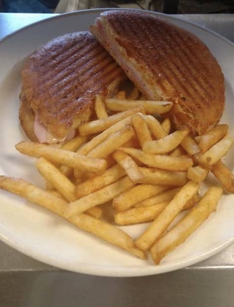 Enzo’s Waterfront Italian Dining and Bar | restaurant | 285 Plum Point Rd, Elkton, MD 21921, USA | 4103988000 OR +1 410-398-8000