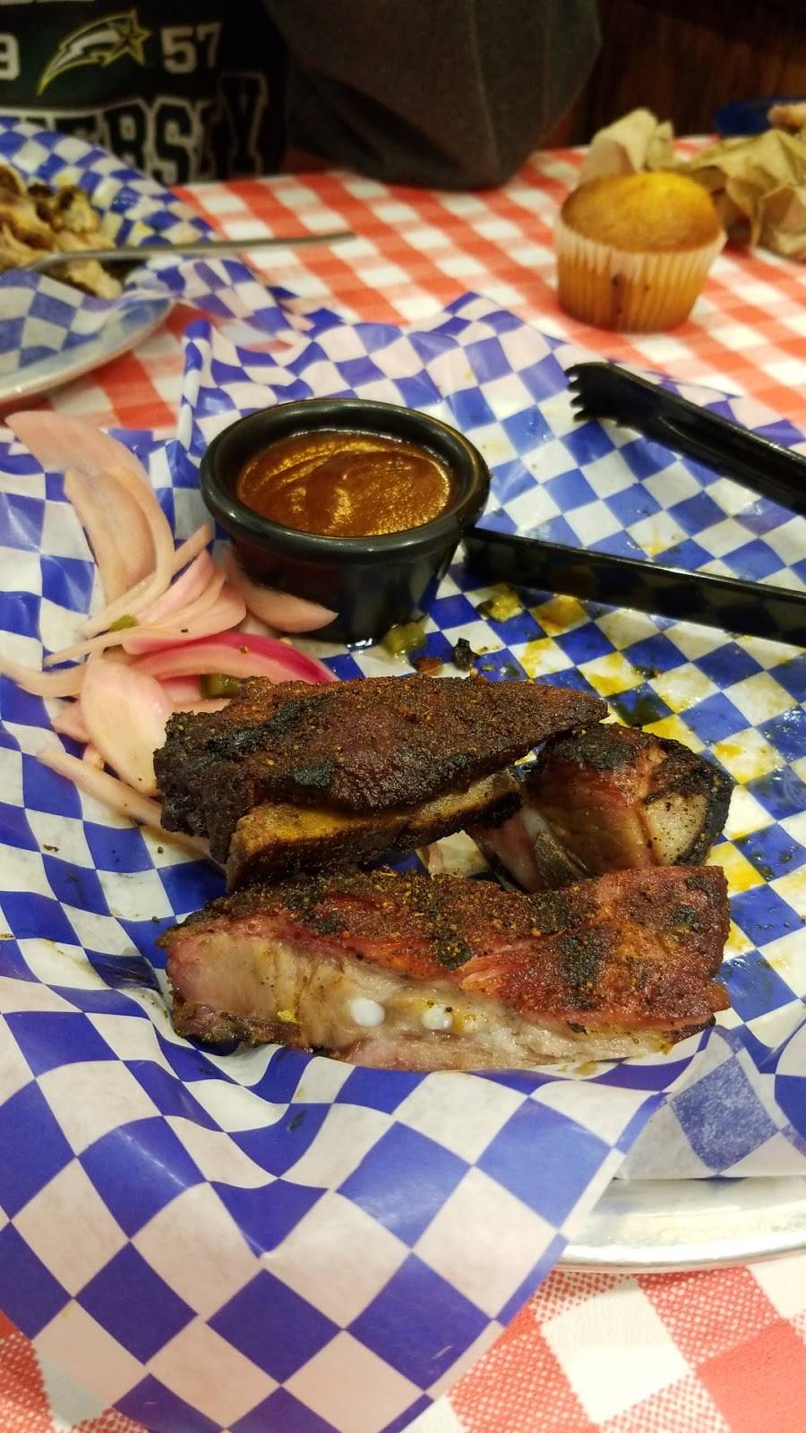 Famous Daves Bar-B-Que | restaurant | 2910 Chain Bridge Rd, Oakton, VA 22124, USA | 7032813800 OR +1 703-281-3800