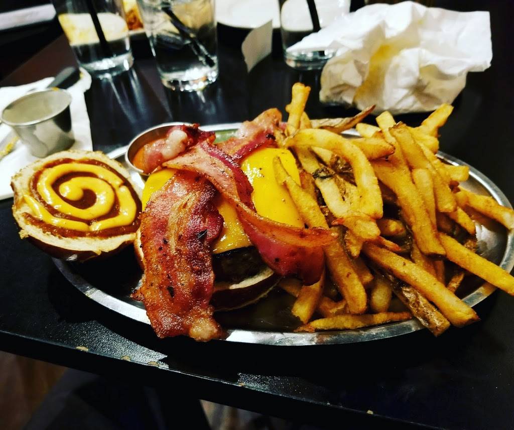 Burger Antics | restaurant | 3740 Grand Blvd, Brookfield, IL 60513, USA | 7082555182 OR +1 708-255-5182