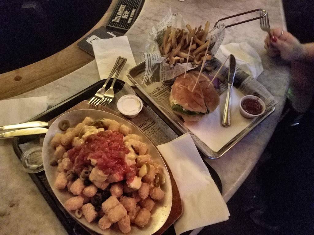 Mary Carrolls | restaurant | 121 Deer Park Ave, Babylon, NY 11702, USA | 6315876181 OR +1 631-587-6181