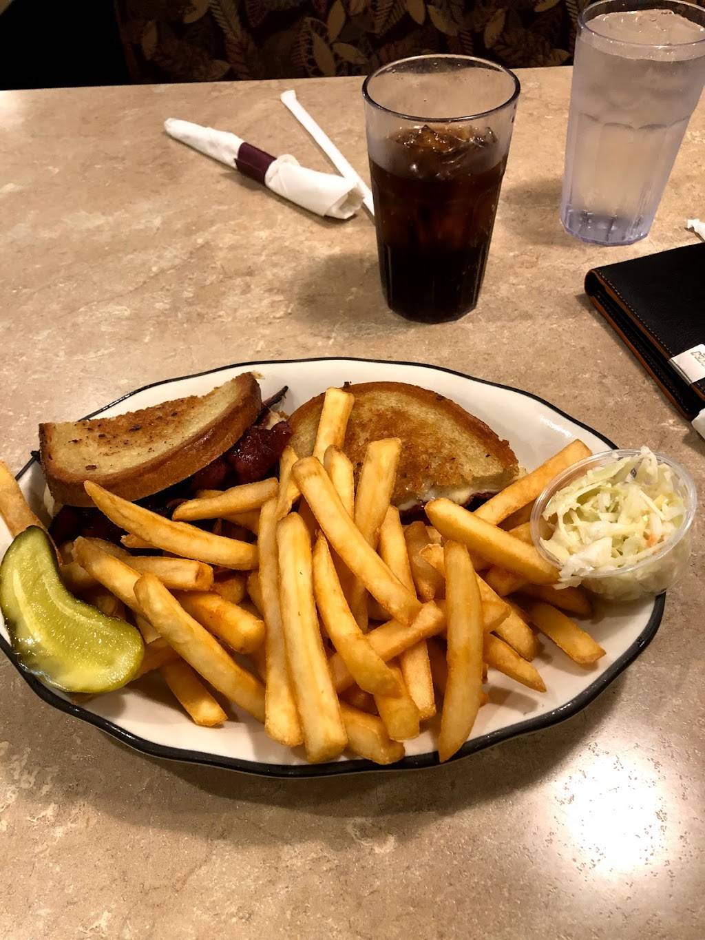 Hamden Town House | restaurant | 2256 Whitney Ave, Hamden, CT 06518, USA | 2032888118 OR +1 203-288-8118